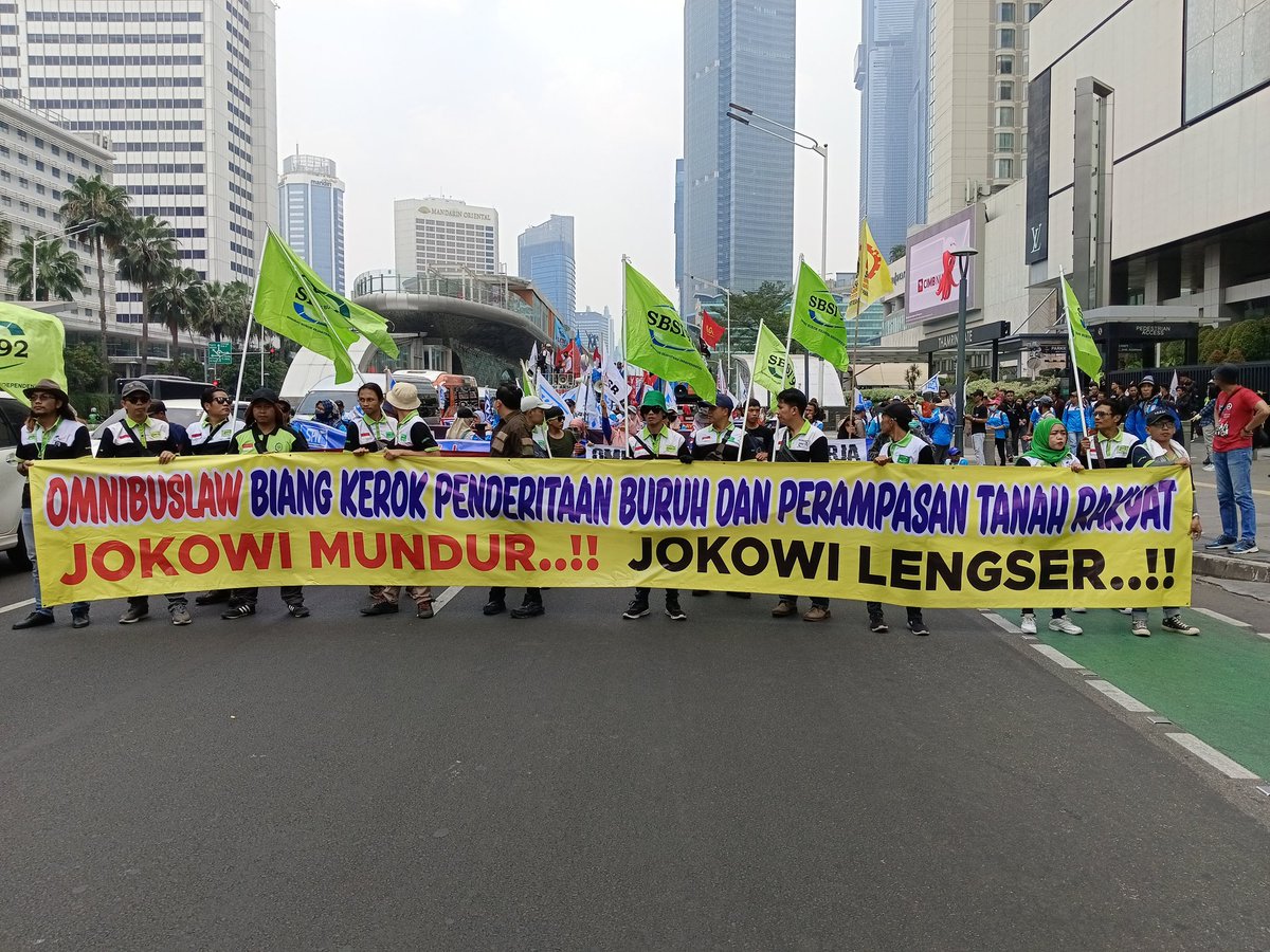 PetugasRakyatRI's tweet photo. Buruh Sudah Punya Sikap "OMNIBUSLAW Biang Kerok Penderitaan Buruh dan Perampasan Tanah Rakyat"
Jokowi Mundur.!!! 
Jokowi Lengser.!!! 

Aksi Kedepan Cuma Ada Agenda "Hapuskan Seluruh Omnibuslaw Tanpa Syarat Atau Lengserkan Jokowi".

Yang Setuju Lengserkan Jokowi Retweet. https://t.co/ZMufv9Sqqj