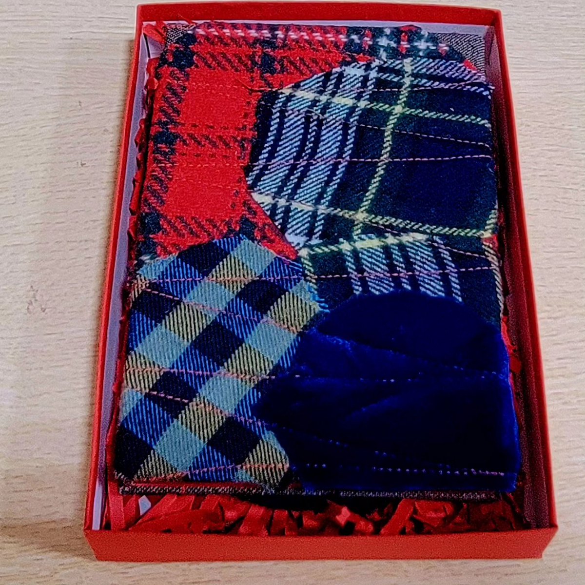 mamehonbar's tweet photo. 奈良町物語館で開催中のテキスタイル展、一点ものの布製の表紙のじゆうnoteを専用貼箱に入れて販売中。

テキスタイル展「ひらく　ひらめく」
10/3日（火）-/8（日）
10〜17時　最終日は14時まで。
#テキスタイル
#手製本
#御朱印帳
#ノート
#文具
#じゆうnote 
#たんぽぽの家
#アートセンターHANA https://t.co/cl5vCO5fJ7