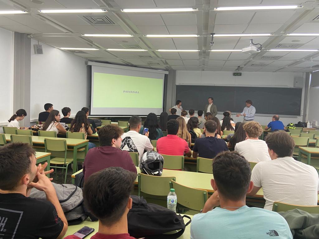 CaminosUPV's tweet photo. 📸 Imágenes sobre la sesión del #AulaPAVASAL “Orientación a la logística”, impartida por la directora de proyectos de PAVASAL-Inmobiliaria, Maica Berna, para los estudiantes de 1º del Grado en Gestión del Transporte y la Logística 🙌🙌
@pavasal https://t.co/UbDMaLYDP2