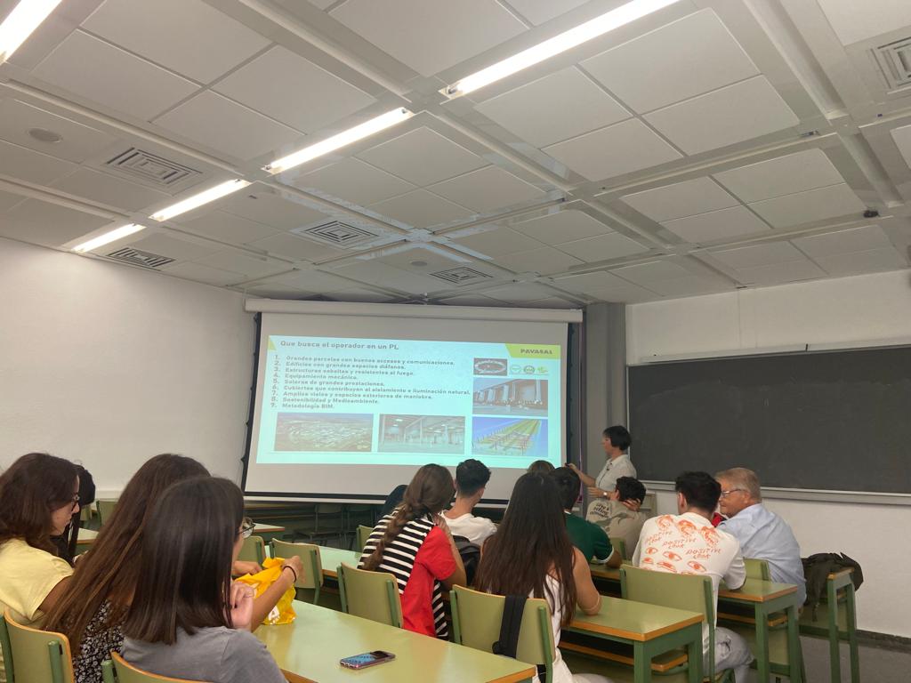 CaminosUPV's tweet photo. 📸 Imágenes sobre la sesión del #AulaPAVASAL “Orientación a la logística”, impartida por la directora de proyectos de PAVASAL-Inmobiliaria, Maica Berna, para los estudiantes de 1º del Grado en Gestión del Transporte y la Logística 🙌🙌
@pavasal https://t.co/UbDMaLYDP2