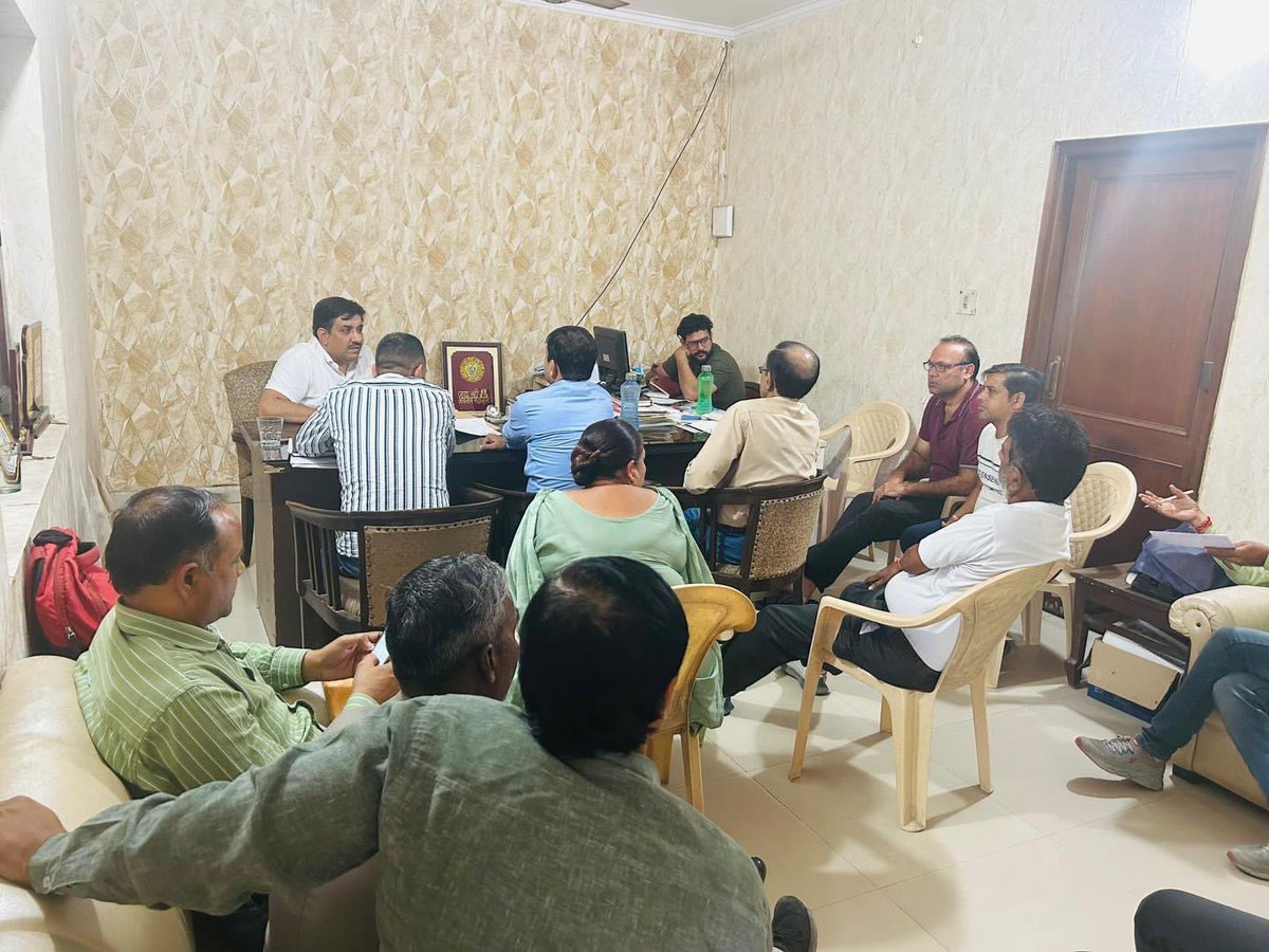 Sunillakra007's tweet photo. आज मुण्डका विधानसभा के विधायक कार्यालय में सावदा जे.जे. कॉलोनी के सभी कैंसिल प्लॉटो के विषय में #DSUIB अधिकारियो और सावदा जे.जे. कॉलोनी के निवासियो के साथ मीटिंग ली और इन सभी समस्याओं का जल्द से जल्द हल निकालेंगे, धन्यवाद।
@Sunillakra007 
@DharampalLakra 
#ArvindKejriwal
#AAP https://t.co/TJCUD8O0aR