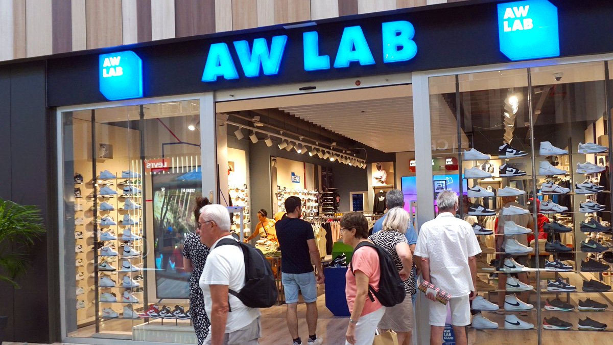 granjonquera's tweet image. Vesteix-te per moure't lliurement amb #AWLAB del #GranJonquera i les seves #Converse #Vans #NewBalance #Adidas #Kappa... ! 👟👟👟 I mostra al món com ets!