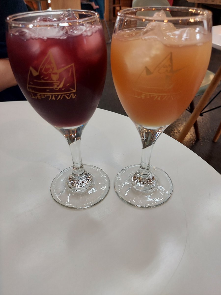 hirohiro053's tweet image. かみのやま温泉
葡萄とワインの生産地ってことで赤と白の飲み比べ(ぶどうジュース)
赤はすごく甘くて、白はなかなか酸っぱかったよ😃