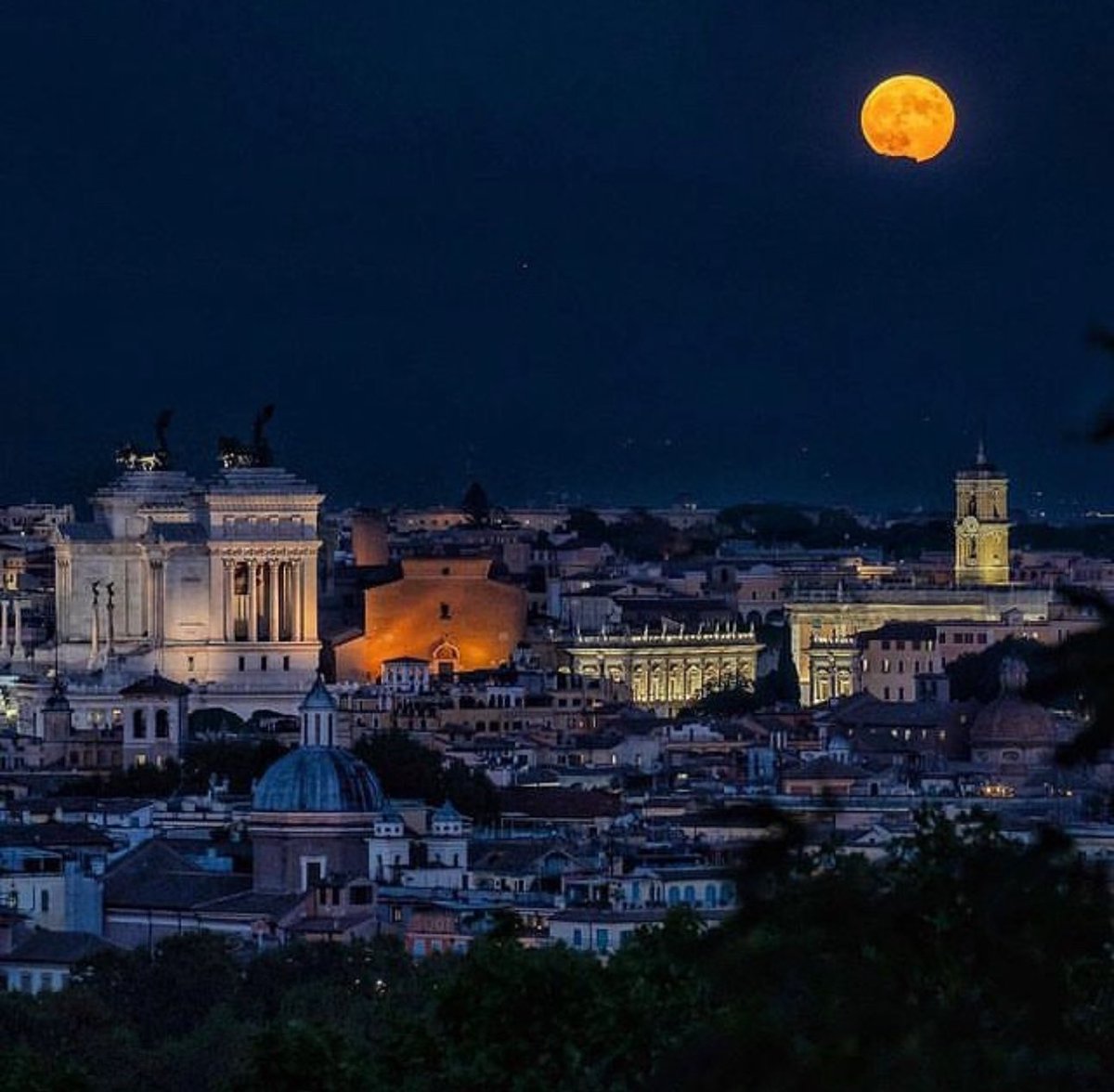 La Luna del Raccolto su Roma 🌕 Buona giornata Amici - foto Roberto Perazzola #roma