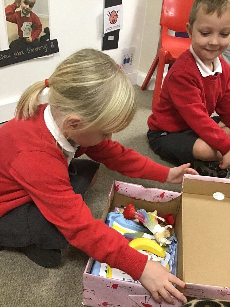 receptionbwp's tweet photo. ✨🌈Ourselves 🌈✨To help us get to know our class family, we have been sharing our special treasure boxes. We have talked about what makes us feel happy and shared some of our favourite things with our friends. #oracy #learningme #communicationandlanguage https://t.co/dFGcvxRYiZ