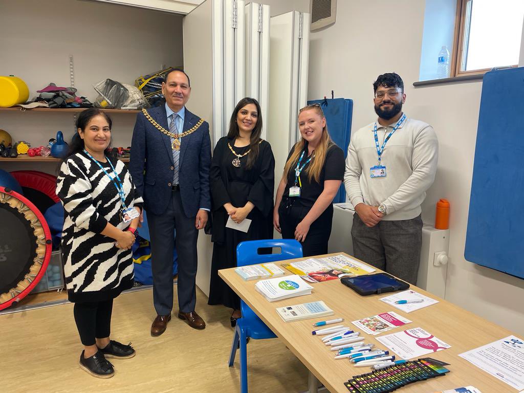 LSCFTResearch's tweet image. Some of our Research Team are out on the @WeAreLSCFT Harri Bus today, go &amp;amp; see them in Burnley Town Centre’s Chai Centre! Promoting research in our community #gettheresearchbug #communityresearch #outreach #nihr