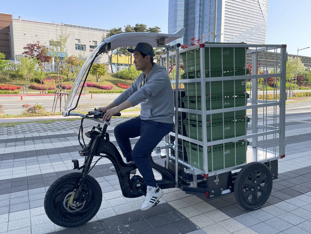 cargobikefest's tweet photo. 🇰🇷 We're delighted to once again welcome South Korean friends Eccov to @cargobikefest. Their 2, 3 + 4-wheelers are simple, eco-friendly, cost-effective, functional *and* look cool!

😎Come and take a test ride: 24-26 Nov, Amsterdam.

https://t.co/TSd6XIVbQV

#DecadeoftheCargoBike https://t.co/Z3g7HS1fhN