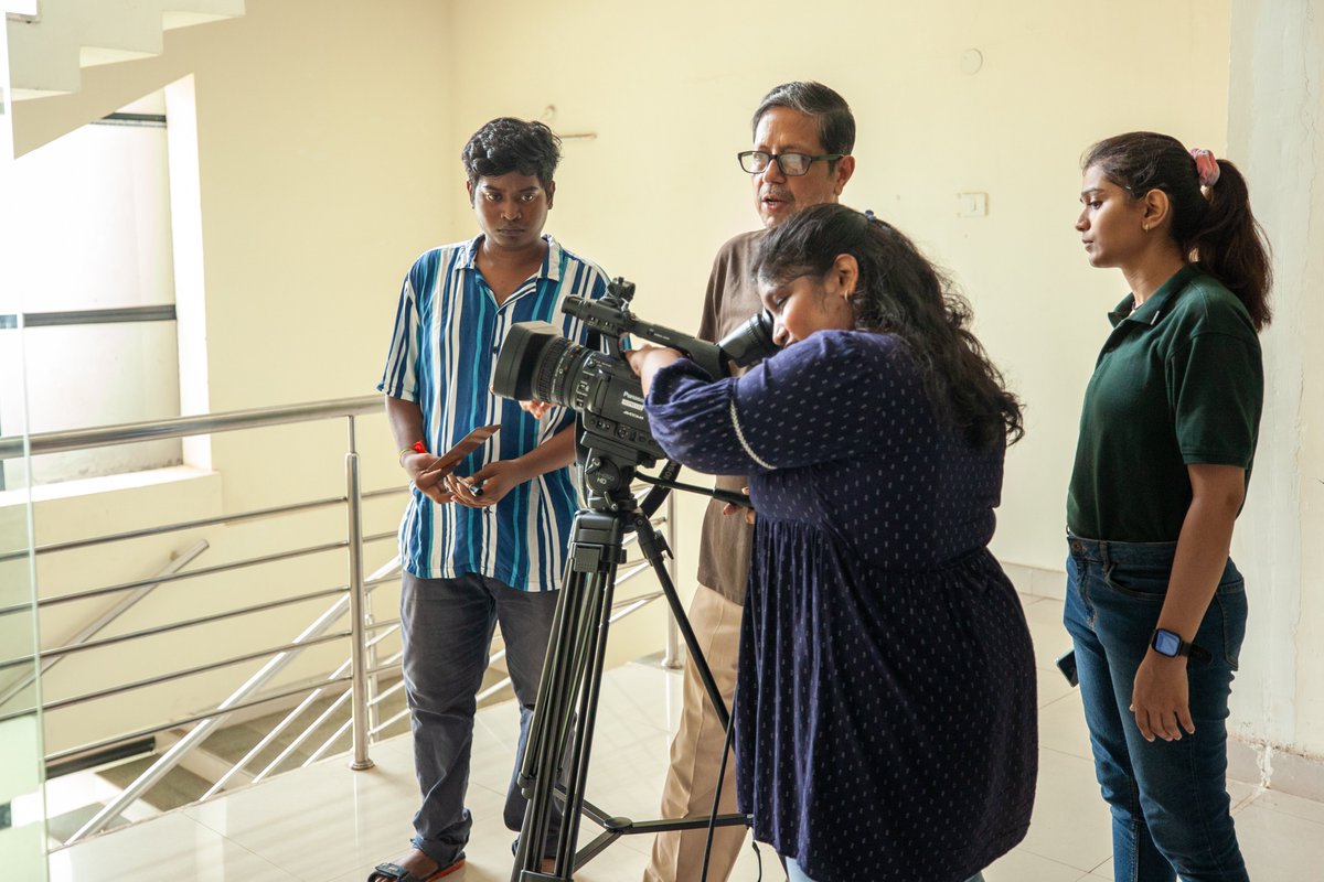 schoolofcomms_'s tweet photo. Everything has its beauty. Some see and capture it in their hearts some spread it by capturing the beauty through the lens. The SCOMM had its visiting faculty sessions on Digital Photography and Cinematography teaching the budding professionals to excel in digital storytelling. https://t.co/OKhlVk6o5Z