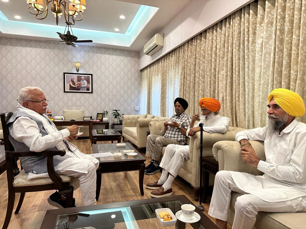 sukhdevdhindsa_'s tweet photo. ਅੱਜ ਹਰਿਆਣਾ ਦੇ ਮੁੱਖ ਮੰਤਰੀ ਸ਼੍ਰੀ ਮਨੋਹਰ ਲਾਲ ਖੱਟਰ ਨਾਲ ਰਾਜਨੀਤਿਕ ਅਤੇ ਪੰਥਕ ਮੁੱਦਿਆਂ ਤੇ ਵਿਸਥਾਰਪੂਰਵਕ ਚਰਚਾ ਹੋਈ। ਇਸ ਦੌਰਾਨ ਪਾਰਟੀ ਦੇ ਸੀਨੀਅਰ ਮੀਤ ਪ੍ਰਧਾਨ ਜਸਟਿਸ ਨਿਰਮਲ ਸਿੰਘ ਅਤੇ ਐਸਜੀਪੀਸੀ ਮੈਂਬਰ ਸ. ਨਿਰਮੈਲ ਸਿੰਘ ਜੌਲਾ ਵੀ ਮੋਜੂਦ ਸਨ|
@mlkhattar https://t.co/lQfWaJcPqx