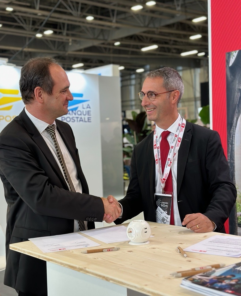 Groupe Habitat en Région (@habitatenregion) on Twitter photo 📣 En direct du #CongrèsHlm l #Partenariat
Le Groupe Habitat en Région et le <a href="/GroupeLaPoste/">La Poste Groupe</a> signent un partenariat qui a pour objectif de favoriser l’accès au #logement des postiers dans les zones tendues et ainsi faciliter leur trajet domicile-emploi.
📍 Stand S23 📣 En direct du #CongrèsHlm l #Partenariat
Le Groupe Habitat en Région et le <a href="/GroupeLaPoste/">La Poste Groupe</a> signent un partenariat qui a pour objectif de favoriser l’accès au #logement des postiers dans les zones tendues et ainsi faciliter leur trajet domicile-emploi.
📍 Stand S23