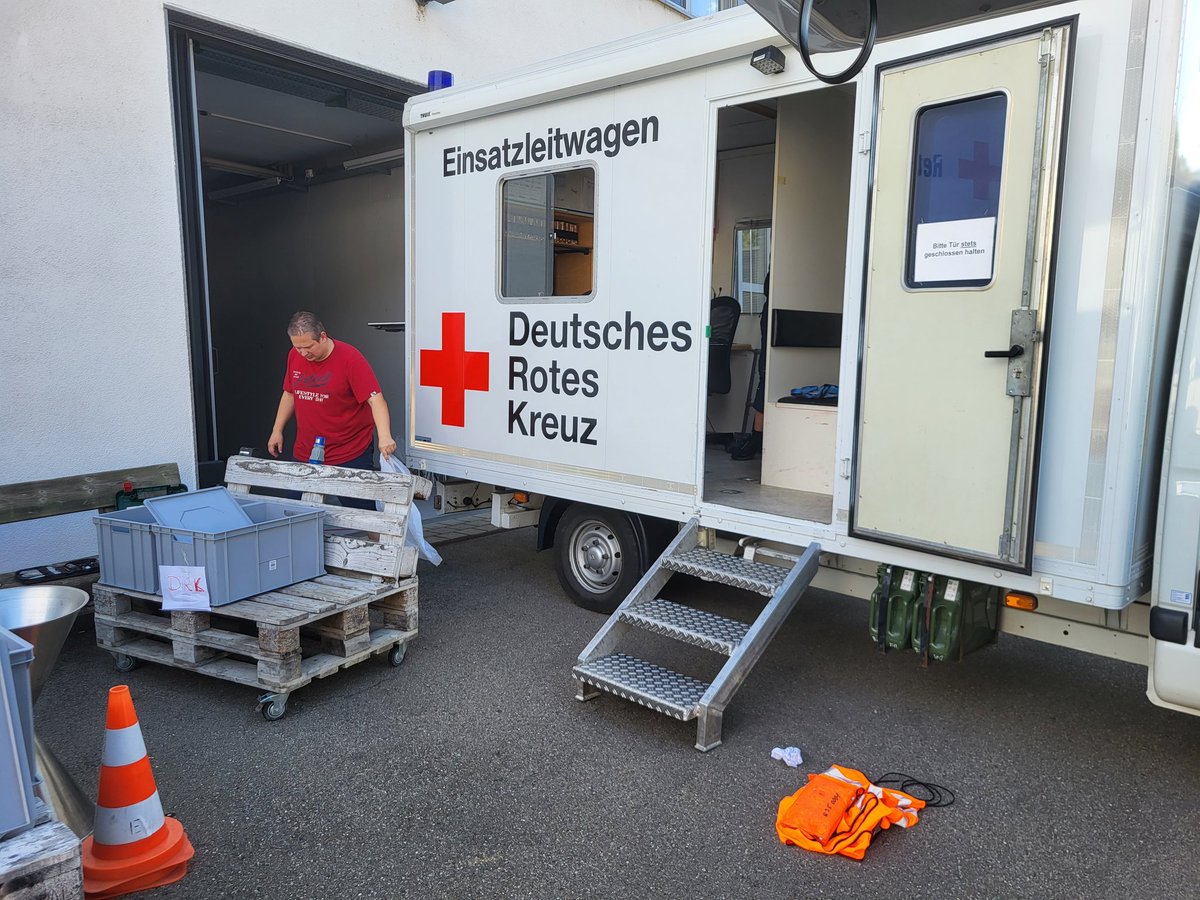 DRK_IuK_Tue's tweet photo. Nach 23 Jahren hat der @RenaultDE Master als #ELW2 ausgedient. Morgen wird ei Teil der #Digitalfunk- und IT-Technik ins neue Fahrzeug verbaut. Am Donnerstag erfolgt die Abnahme im Werk.
#DRK #Ehrenamt #Tübingen https://t.co/krOWq0zKZe