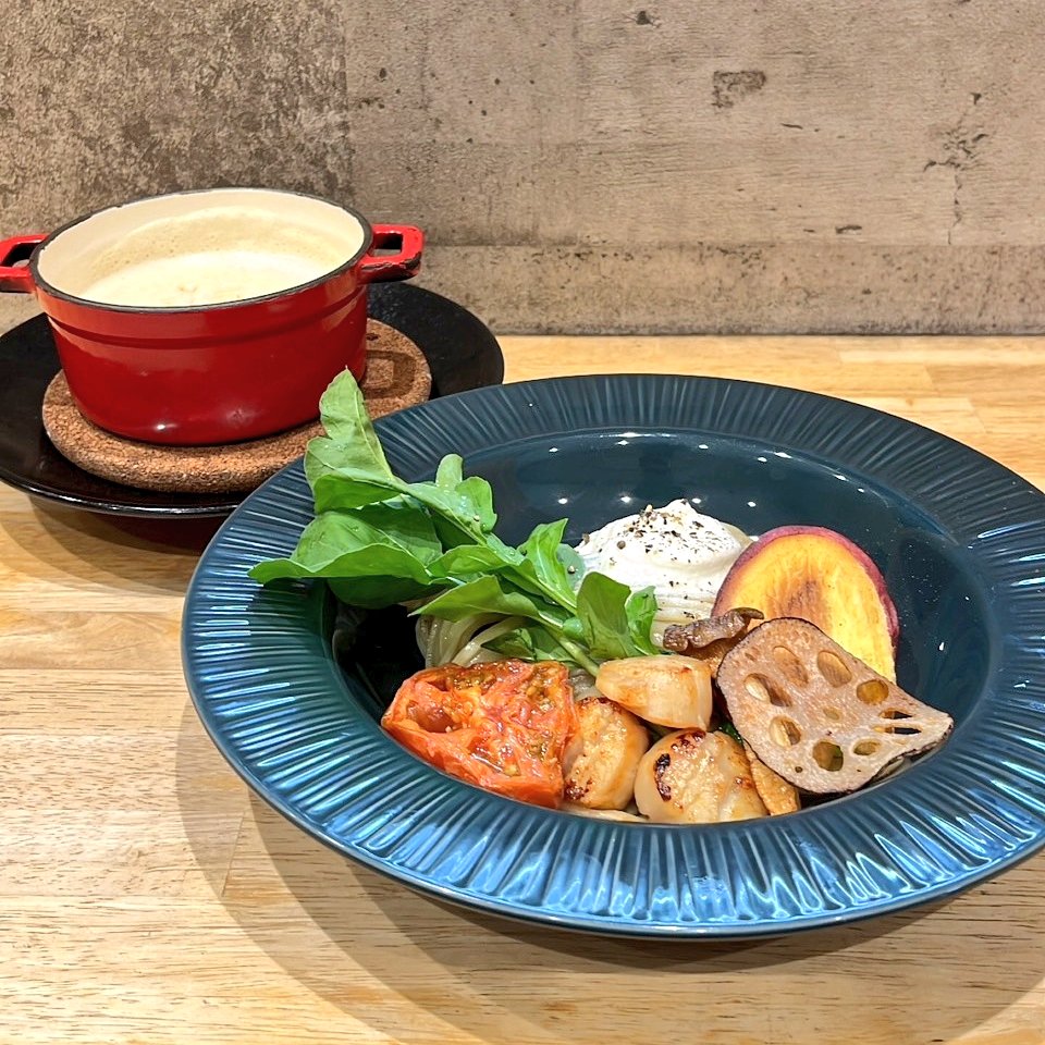 menyasisimaru's tweet photo. 今月の限定麺【秋野菜とホタテの濃厚つけ麺】では北海道産ホタテを"3粒"乗せております😊
是非お召し上がりください！
#食べるぜニッポン

「ホタテを1人年5粒食べて」　農水相が国民に異例の呼びかけ #ldnews  https://t.co/TzwYiZE7hX https://t.co/hMElCz7teV