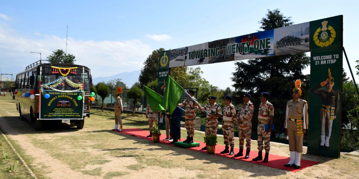 ITBP_official's tweet image. Flag-off ceremony of a &apos;Bharat Darshan Tour&apos; was organised at 21st Battalion ITBP, Srinagar(J&amp;amp;K).A group of  students from Srinagar will be visiting important historical places &amp;amp; monuments of Delhi,Jaipur,Jodhpur and Jaisalmer.

#CivicActionProgramme
#BharatDarshanTour
#Himveers