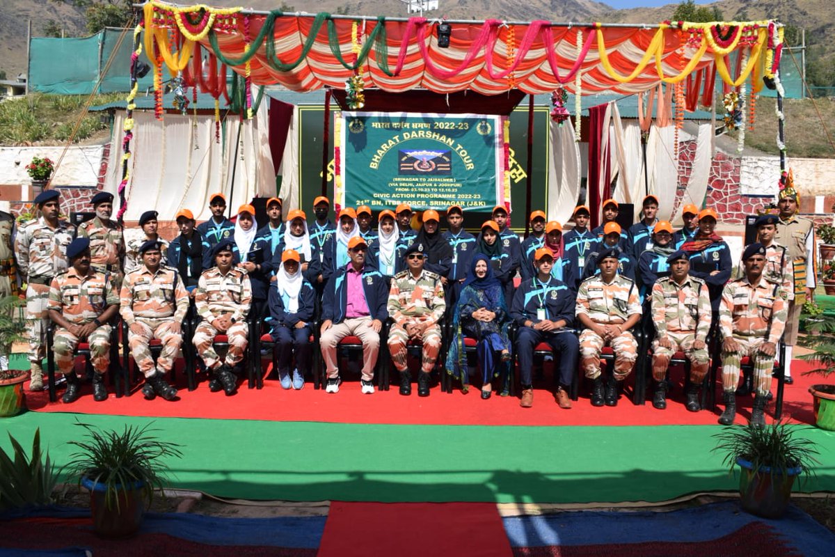 ITBP_official's tweet image. Flag-off ceremony of a &apos;Bharat Darshan Tour&apos; was organised at 21st Battalion ITBP, Srinagar(J&amp;amp;K).A group of  students from Srinagar will be visiting important historical places &amp;amp; monuments of Delhi,Jaipur,Jodhpur and Jaisalmer.

#CivicActionProgramme
#BharatDarshanTour
#Himveers