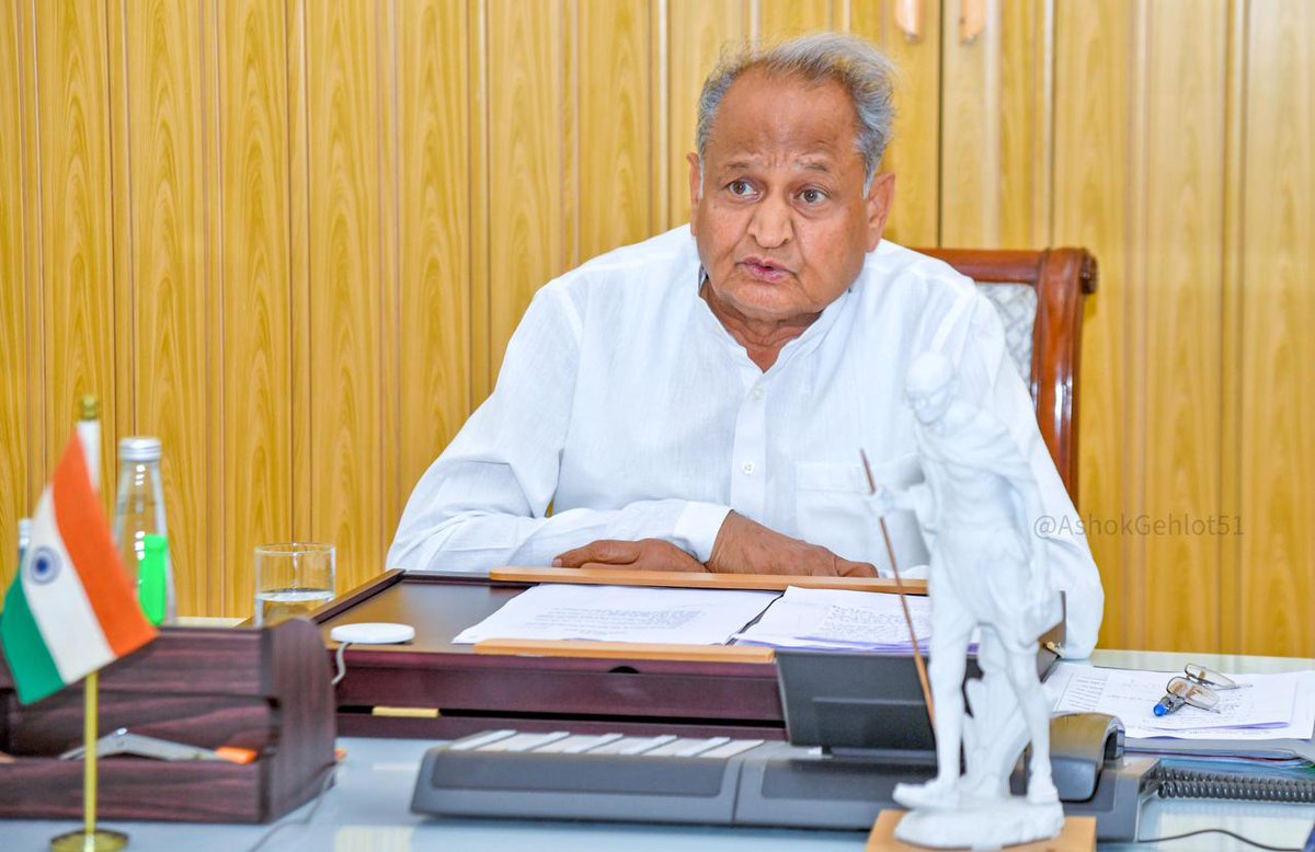 ashokgehlot51's tweet photo. मार्बल व्यापारी व पिछवाई चित्रकार
मिशन 2030 में दिए अपने विचार

आज वीडियो कॉन्फ्रेंसिंग के माध्यम से प्राप्त संगमरमर व्यापारियों व पिछवाई कारीगरों के विचारों ने मिशन 2030 को समृद्ध बनाया। इस मौके पर नाथद्वारा (राजसमंद) के विभिन्न विकास कार्यों का शिलान्यास व लोकार्पण भी किया।

#RajasthanMission2030