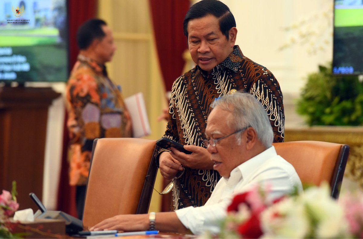 Presiden @jokowi pimpin rapat terbatas mitigasi dampak El Nino, di Istana Merdeka, Jakarta, Selasa (03/10/2023). Sekretaris Kabinet @pramonoanung turut mendampingi Presiden pada rapat tersebut. #SidangKabinet Foto: Humas Setkab/Rahmat