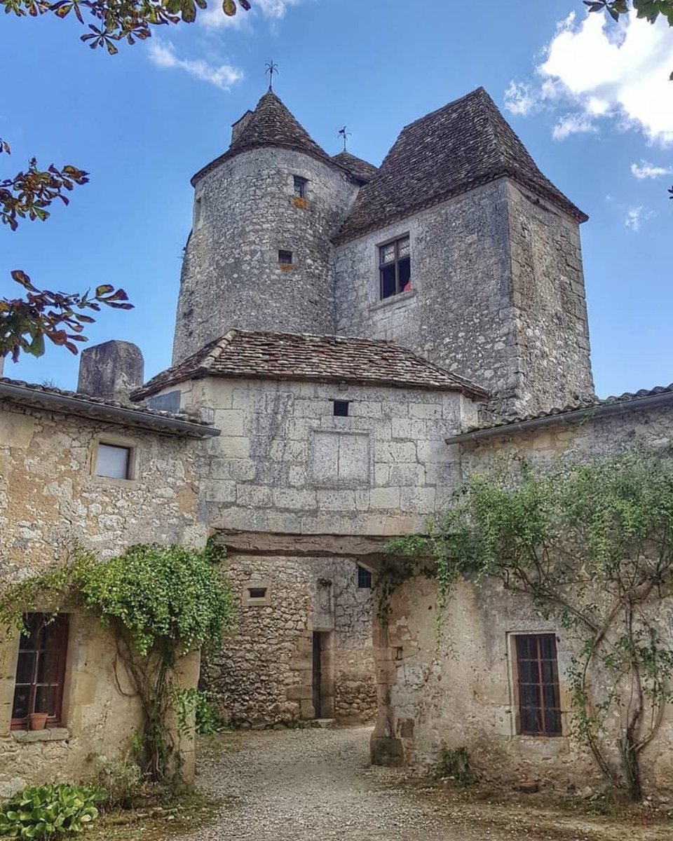 🗝 At the gates of Saint-Emilion you will find the old home of world-famous philosopher and writer, Michel de Montaigne. 📖 He spent a large part of his life here and it’s where he wrote his most famous work 'Les Essais' #VisitBordeaux