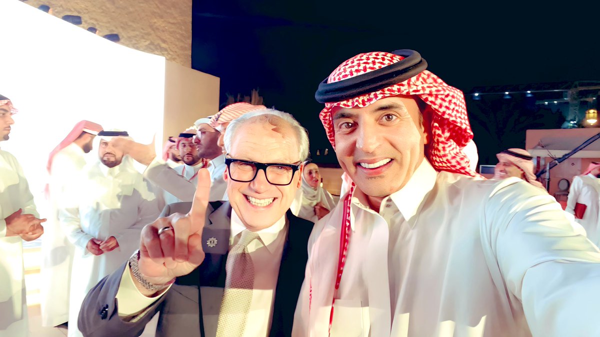 alnaser34's tweet photo. الإشارة بالأصبع للأعلى، تعني عند الرئيس التنفيذي لتطوير #بوابة_الدرعية جيري أنزيريلو، أن السعوديين يفاخرون ويتفاخرون بـ #الدرعية
في ماضيها وحاضرها ومستقبلها.
كانت #الصورة عند تدشين مسابقة #الراوي
مساء الأمس.
في #البجيري
@DGDA_SA
#JERRY_INZERILLO https://t.co/2AYn0Q4vj7