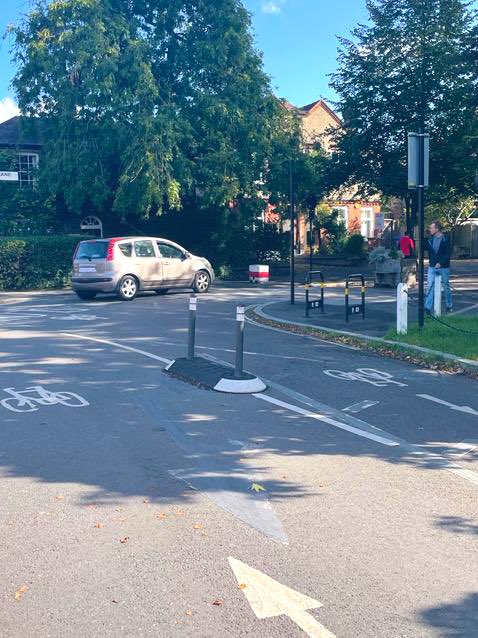 CleanAirDulwich's tweet photo. ANPR and signage are pointless when some drivers are prepared to illegally cover their number plate and drive dangerously through #DulwichSquare. 

#SafeStreetsNow https://t.co/FMAPLHdtCr