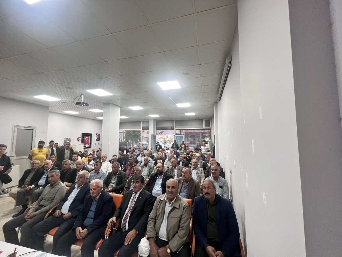HilmiOzbudak's tweet photo. Haftalık olağan toplantımızı il başkanımız Sayın Murat ÇETİN başkanımız ve il başkan Yardımcılarımızın katılımlarıyla coşkulu şekilde toplantımızı yaptık..

#DURMAKYOKYOLADEVAM
#HEPBİRLİKTEOĞUZELİ
@erkankandemir 
@muratcetin27 https://t.co/juE4xhzmQ1