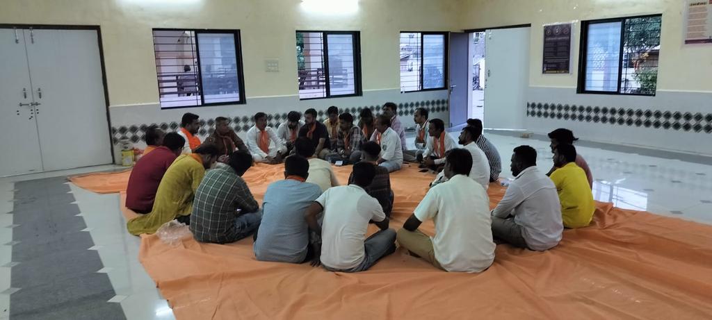 NarendraManek3's tweet photo. આજ રોજ સુરજકરડી સૂર્યમુખી હનુમાન મંદિર ખાતે ભારતીય જનતા પાર્ટીની બેઠક નુ આયોજન કરવામાં આવ્યું હતુ 
તેમાં જિલા ભાજપ ના મંત્રી શ્રી રાજુ ભાઈ સરસીયા બેઠક લીધેલ હતી જેમા તેમજ અન્ય હોદેદારો પણ હાજર રહ્યા હતા તેમાં સરલ એપ વેરીફીકેશન ની કામ ગિરિ સંપૂર્ણ 100 ટકા પૂરી કરવામાં આવી હતી. https://t.co/N29AT646qV