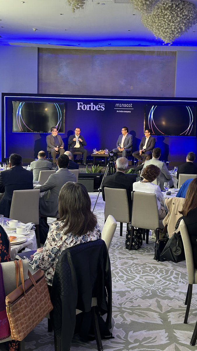 Hoy #FobesGathering hablando sobre #IA y su evolución a través de los años desde los primeros algoritmos hasta la #IAgenerativa para resolver problemas sociales en el área de salud y educación- reconocimiento a los #20lideresdelaIA <a href="/Forbes_Mexico/">Forbes México</a> <a href="/minsaitbyindra/">Minsait</a> <a href="/el_BID/">Banco Interamericano de Desarrollo</a> <a href="/IDB_Lab/">IDB Lab</a>