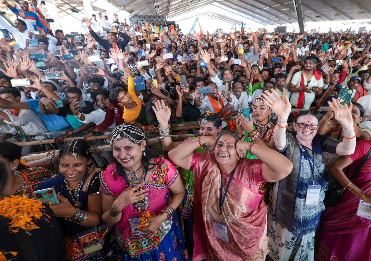 narendramodi's tweet photo. These pictures from Nizamabad speak for themselves. 

There is immense support for BJP’s development agenda. The formation of the National Turmeric Board has been welcome by farmers. 

At the same time, there is great anger against BRS and Congress for their corruption and commission tactics.