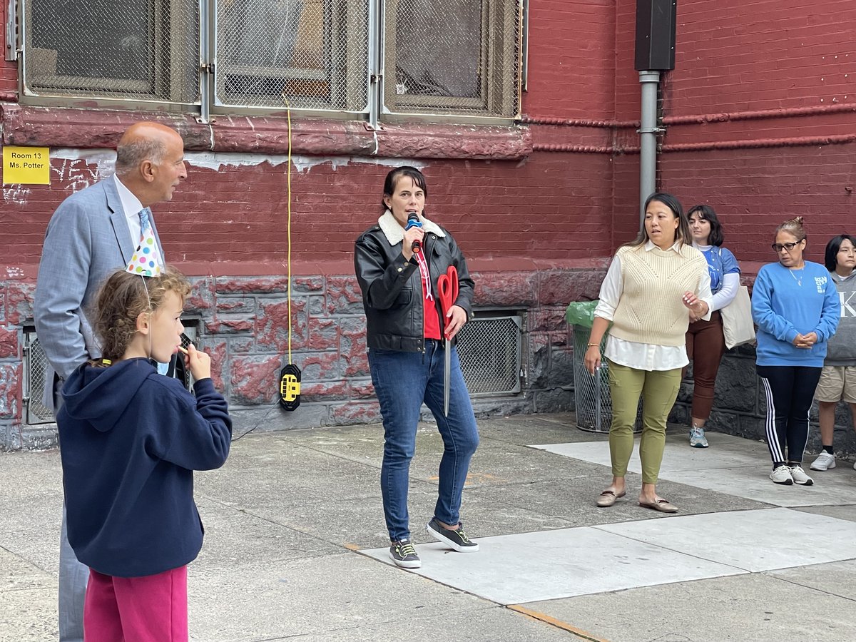 PHLschools's tweet photo. Francis Scott Key School, elected officials &amp; SDP staff celebrated their new outdoor playspace. Thanks to a $120k grant from @RepFiedler &amp; collaboration from @fundPHLschools, Capital Programs, @PHSgardening, @LoMoPhilly &amp; @seamaac, Key School has a safe open space to use. #PHLED https://t.co/gPHxq0SkUo