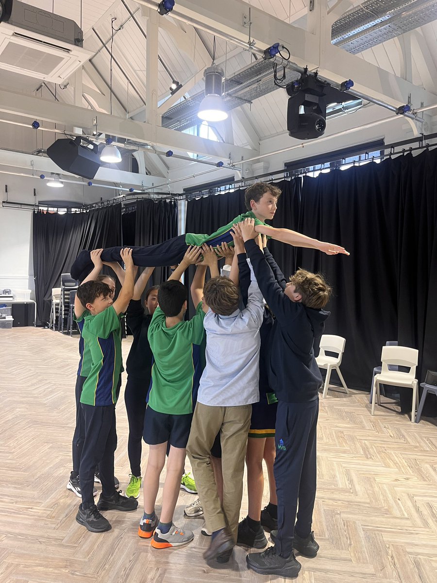 MaidaValeDrama's tweet photo. Y8 Pupils are learning about physical theatre and the company @franticassembly - this is them using collaboration skills, confidence and creativity to create some lifts! #franticassembly #physicaltheatre https://t.co/mPIyMucWWG