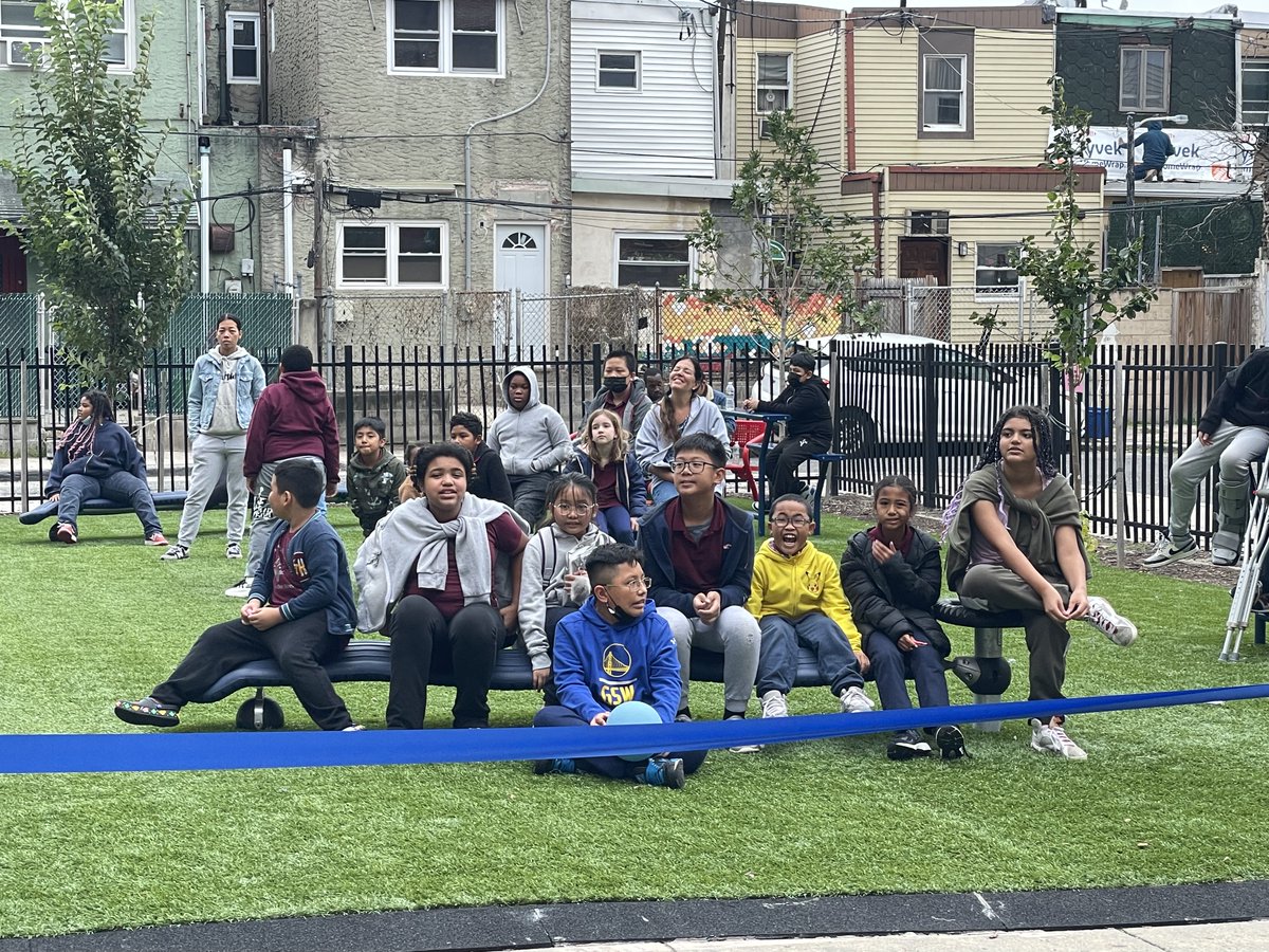 Francis Scott Key School, elected officials & SDP staff celebrated their new outdoor playspace. Thanks to a $120k grant from @RepFiedler & collaboration from @fundPHLschools, Capital Programs, @PHSgardening, @LoMoPhilly & @seamaac, Key School has a safe open space to use. #PHLED