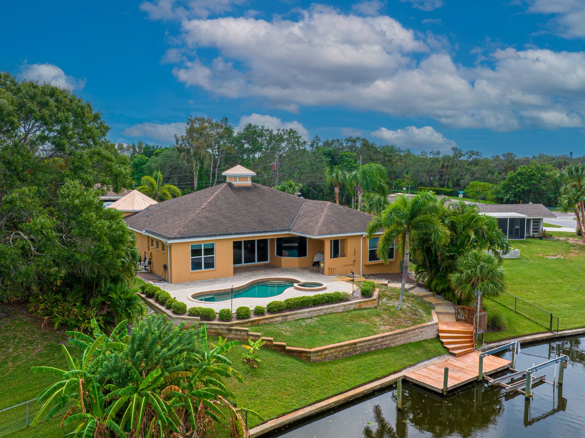 ZarghamiGroup's tweet photo. 🏊‍♂️ Private Pool &amp; Spa 
🛥️ Private Dock 
🚤 Boat Lift 
🚗 Three-Car Garage 
🚪 French Doors 
🏞️ Circular Brick Paver Driveway 
🏡 Storage Shed 
🍽️ Gourmet Kitchen 
🍳 Stainless Steel Appliances 
🪑 Bar Seating 
🧺 Walk-in Pantry 
🏢 Open Floor Plan 
🌟 Tall Coffered Ceiling https://t.co/PSXQUw7ZoL