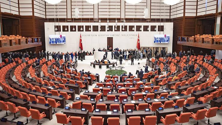 HaberReport's tweet photo. Saadet Partisi'nin "Mülakatlar kaldırılsın" teklifi, AKP ve MHP oylarıyla reddedildi. https://t.co/VDGfNZIIA0