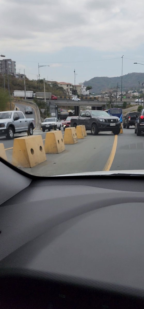 dieggk1's tweet photo. @ATM_Transito @ATMGuayaquil esto es en vía a la espol está camioneta ha desplazado los muros de contención para hacer lo que le da la gana. Infracción flagrante. https://t.co/P12tatQvEQ