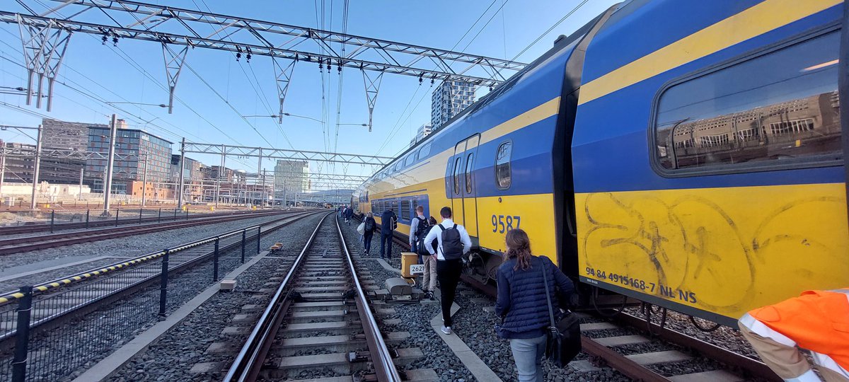 Samen met de collega's van @incidentenbestrijders  een  defecte trein geëvacueerd  in Utrecht #Utrecht #ProRail #ns