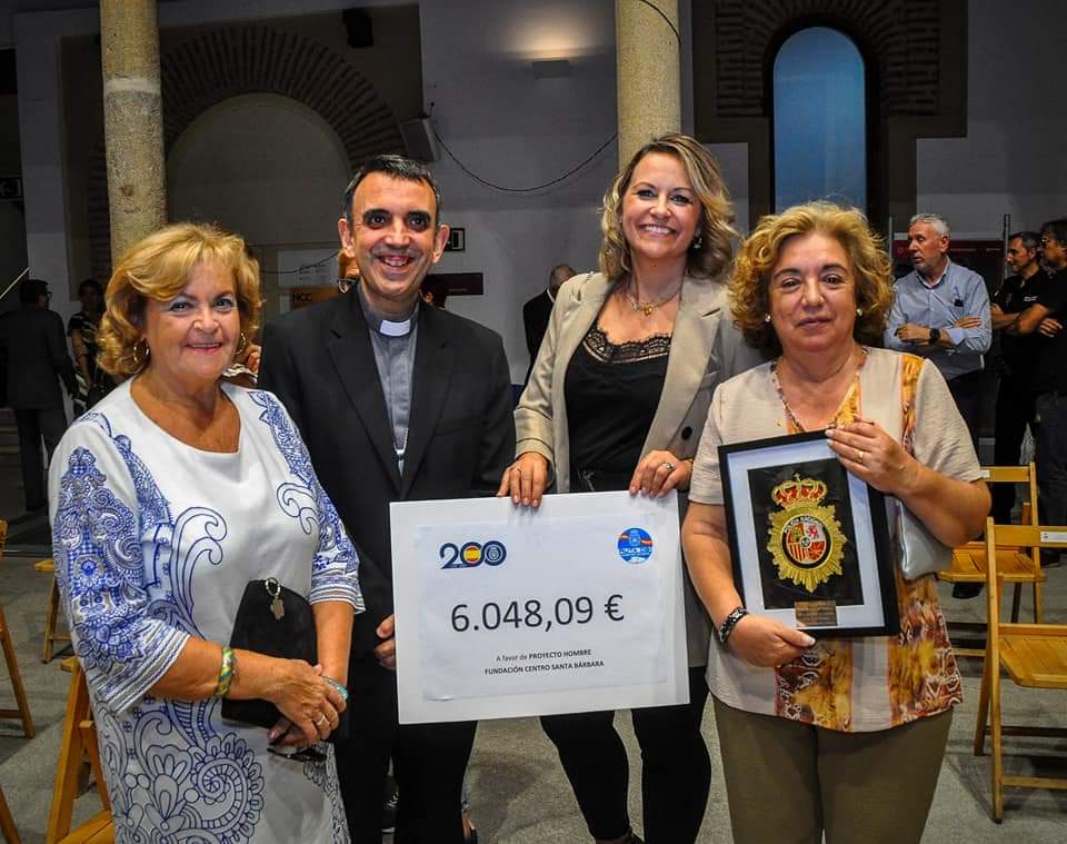 Celebración del Patrón de la Policía Nacional.

En el día de hoy miembros de nuestro equipo directivo han participado en los actos de celebración de los Santos Ángeles Custodios, acompañando a la Policía Nacional de Plasencia.

Tras finalizar la Eucaristía, presidida por nuestro