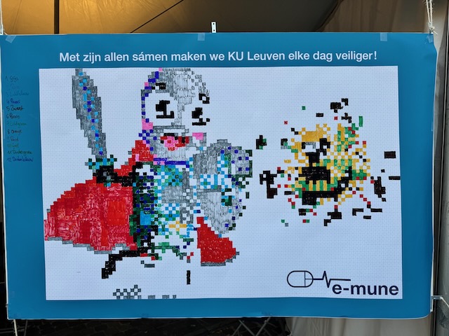 Een hele namiddag hebben we met alle studenten samen gewerkt aan een veilige KU Leuven voor iedereen. Dat zie je ook in de tekening die we gemaakt hebben. Nog 20 minuten te gaan, dan is hij af! Herken je onze dappere strijder tegen de virussen? #StuWel #emune