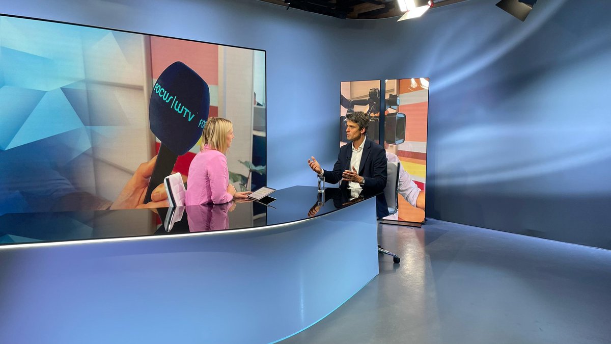 De nieuwsuitzendingen van <a href="/FocusWTV/">Focus & WTV</a> zien er vanaf vandaag helemaal anders uit. Met een nagelnieuwe studio en website vieren de West-Vlaamse regionale omroepen hun 30-jarig bestaan. En met de intentie tot fusie is ook daar een belangrijke stap gezet. Proficiat, Focus en WTV!