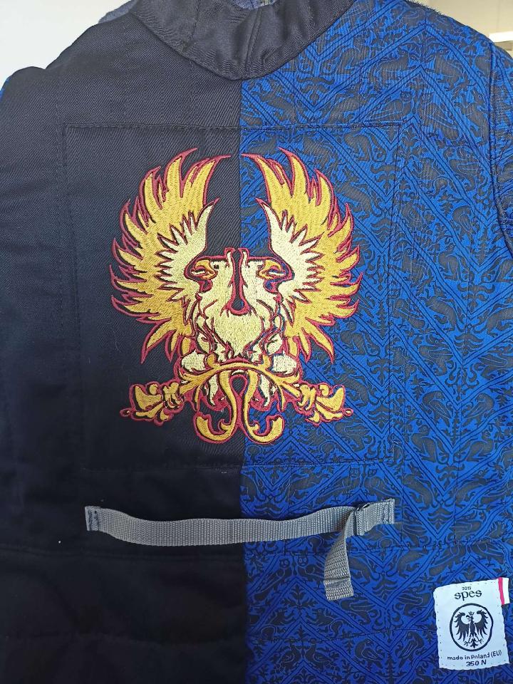 StellarSquid's tweet image. I may or may not be a fledgling #hema practicer and may or may not have dragged my undying love for #DragonAge into it with my brand new, custom ordered fencing jacket from SPES Historical Fencing. 

#fencing #longsword #historicalfencing #spes