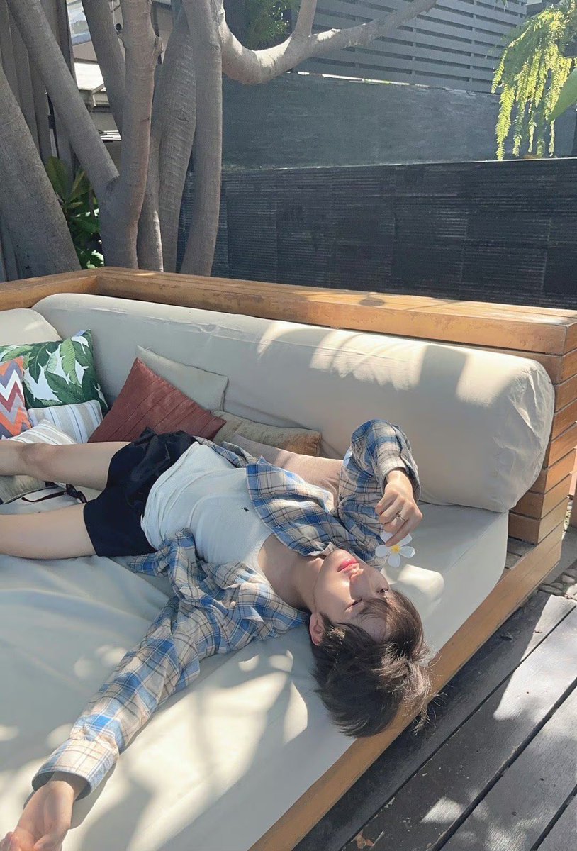 renzuni's tweet photo. the nice weather somehow convinced me to chill outside ⛅ https://t.co/VIbkfmTjL9