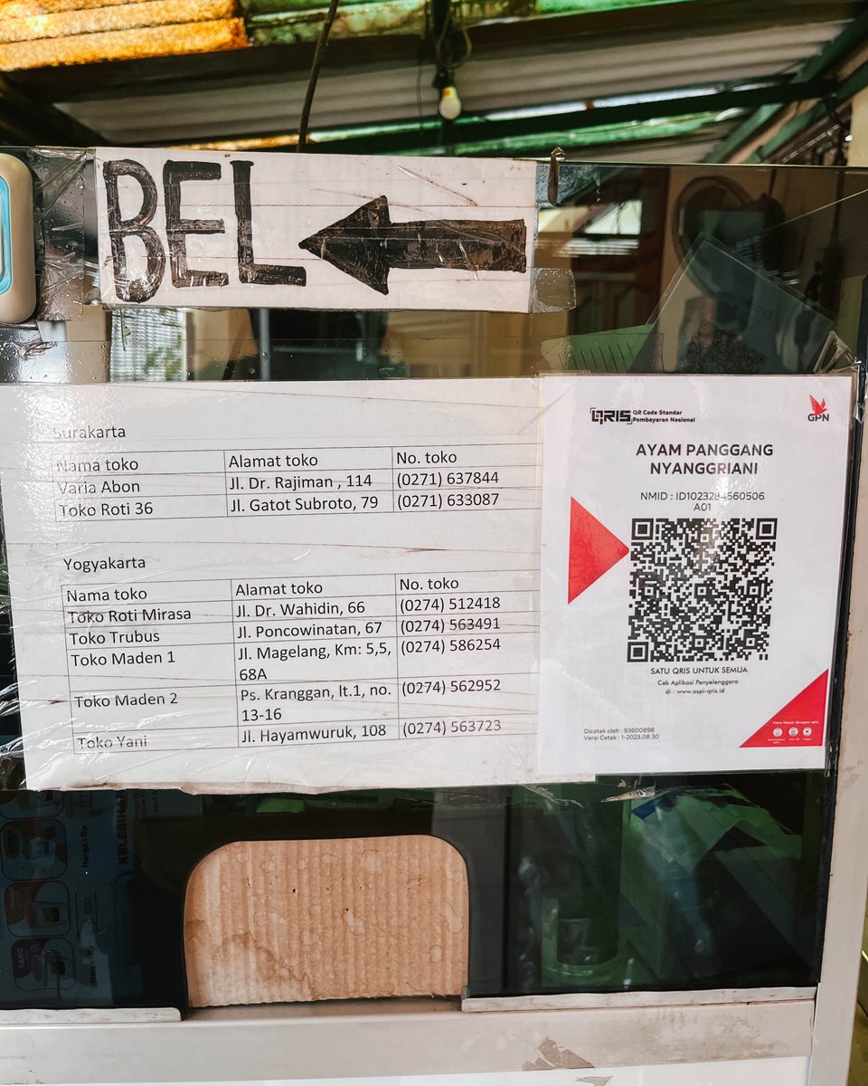 tumbarmericaa's tweet photo. Harganya mungkin keliatan mahal, tp setelah nyoba menurutku ga mahal sih hehehe warungnya simple, cuma ada 10 kursi, banyaknya buibu beli seekor buat acara or makan di rumah

DAN TENANG AJA soalnya ternyata di Jogja ada beberapatoko yg dititipin kok, jadi gausah jauh2 ke Klaten ahahaha

📍Ayam Panggang Ny Anggriani
https://t.co/A7t7HaqbhX