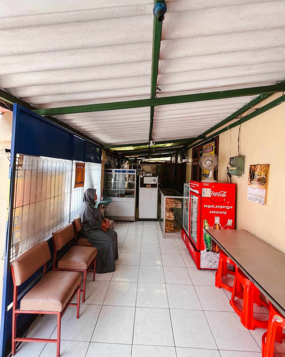 tumbarmericaa's tweet photo. Harganya mungkin keliatan mahal, tp setelah nyoba menurutku ga mahal sih hehehe warungnya simple, cuma ada 10 kursi, banyaknya buibu beli seekor buat acara or makan di rumah

DAN TENANG AJA soalnya ternyata di Jogja ada beberapatoko yg dititipin kok, jadi gausah jauh2 ke Klaten ahahaha

📍Ayam Panggang Ny Anggriani
https://t.co/A7t7HaqbhX
