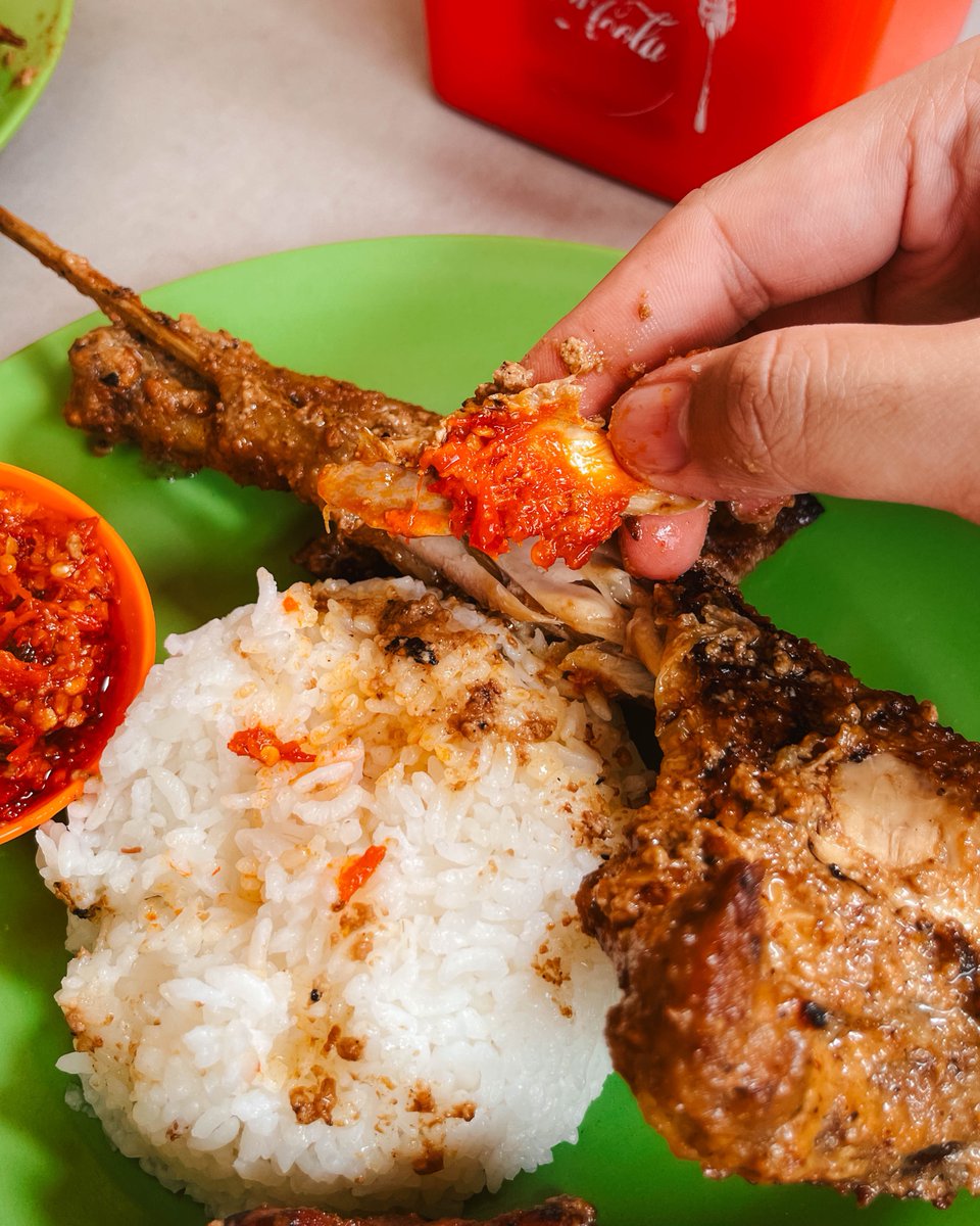 tumbarmericaa's tweet photo. Warga Klaten harus bangga punya ayam panggang ini 🥲 sebelumnya, aku mmg sudah pernah makan ayam panggang khas Klaten, tp baru di sini kecantol sampe pengen balik lagi ahahaha ayamnya bisa lembut banget padahal village chicken, bumbunya gurih manis, cocok banget sama sambelnya yg pedes 🤤 sate ampelanya juga enak, worth the effort mblusuk📍Ayam Panggang Ny. Anggriani, Klaten