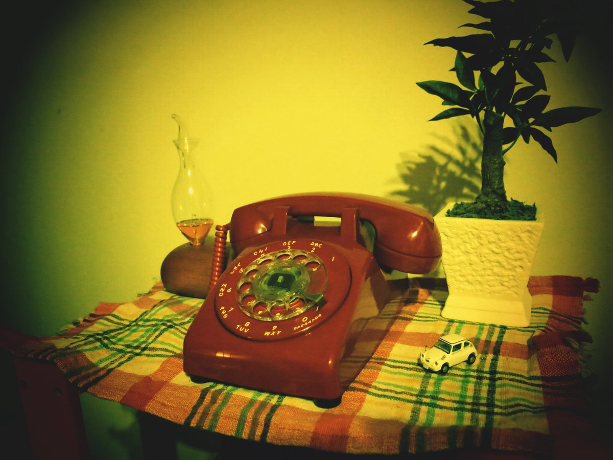 SkipMarino's tweet photo. いかした電話機をいただいた！
つなげればまだ使えるらしい！

受話器を取ってじーこじーことダイヤルを回して「だめ…」と言って受話器を戻すという大人の遊びをやっている。

井恋におちて
井Rainy Blue https://t.co/vrxN9lqbGW