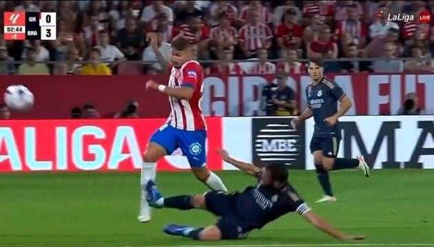 fcbisprime's tweet image. ❌Tocarse la nariz: 3 partidos de sanción. 

❌Entrada criminal a un compañero de profesión: 3 partidos. 

No es futbol, es LaLiga. 
No es futbol, es el poder de Florentino.