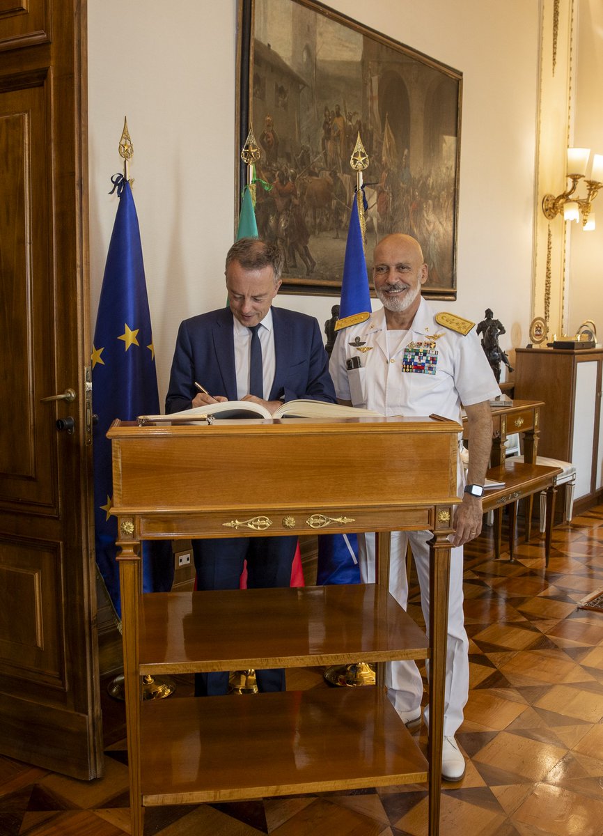 Sono stato onorato di incontrare il #CapoSMD @SM_Difesa, l'Ammiraglio  #GiuseppeCavoDragone, futuro presidente del comitato militare della @NATO. 
Grazie dell'ottima accoglienza e dello scambio di vedute molto proficuo.

@CEMA_FR 
@Armees_Gouv