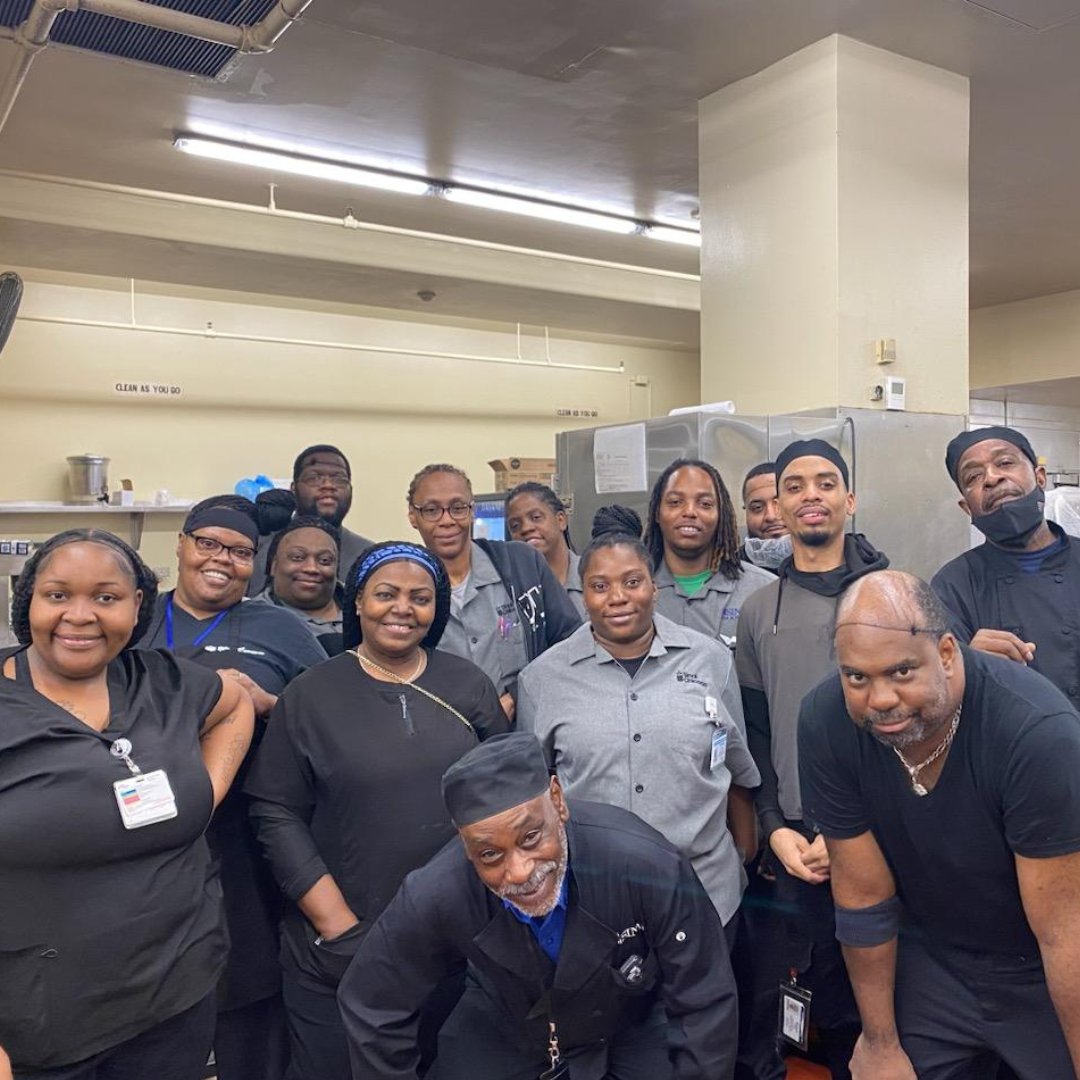 SinaiChicago's tweet photo. Let's give a big round of applause for our amazing Food &amp; Nutrition Professionals during this special National #HealthcareFoodServiceWeek! 🎉 From sunrise to sunset, they work hard to nourish caregivers, patients, and visitors with delicious and healthy meals. #SinaiChicago https://t.co/2SSILeRbGo