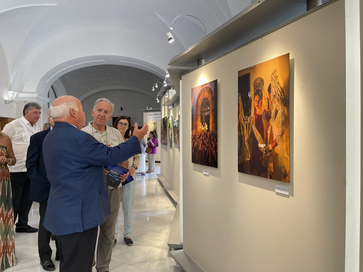 ParlamentoCS's tweet image. “Luces y fiestas de Andalucía”, título de  expo fotos costumbristas del pintor y fotógrafo @ramonleonmillan, inaugurada por el pdte del @ParlamentoAnd, @jesusraguirre, en el Salón de Pasos Perdidos. Podrán verla: 📺 @canalsur 
🗓️ Domingo 8 octubre 🕘 09:00 h. Y en @canalsurmas