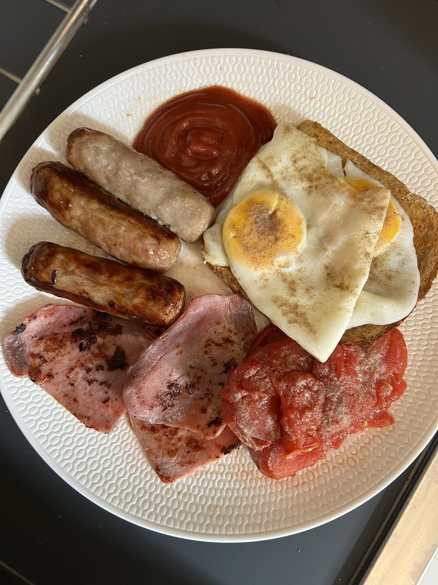 PaddyMcGuinness's tweet image. Breakfast for Tea. Even with my culinary skills, I got a few things wrong. One sausage refused to brown? Yolks hard, no beans and not enough Tommy juice. On the plus side I nuked the lot with white pepper and threw the chucks on a slice of fried bread. Up yours Twitter! #teafast