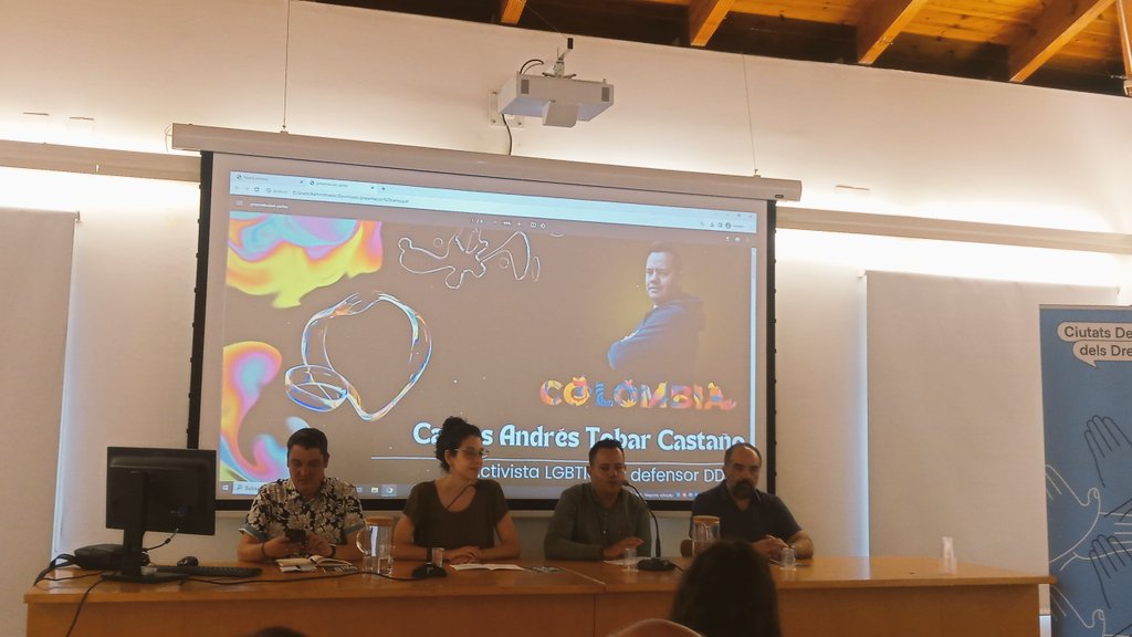🏳️‍🌈Comencen a #santacoloma les jornades de <a href="/ciutatsdh/">Ciutats Defensores dels Drets Humans</a> . Avui amb l'activista LGTBIQ+ i defensor dels #DDHH colombià, Carlos Andrés Tóbar Castaño amb la xerrada-debat 'La lluita per les llibertats sexuals: repressió i avenços', amb la col.laboració d'<a href="/Entenem_SCLGTBI/">Entenem Santa Coloma LGTBIQ+ 🏳️‍🌈🏳️‍⚧️</a> i <a href="/ACATHI/">Asociación ACATHI</a> .
