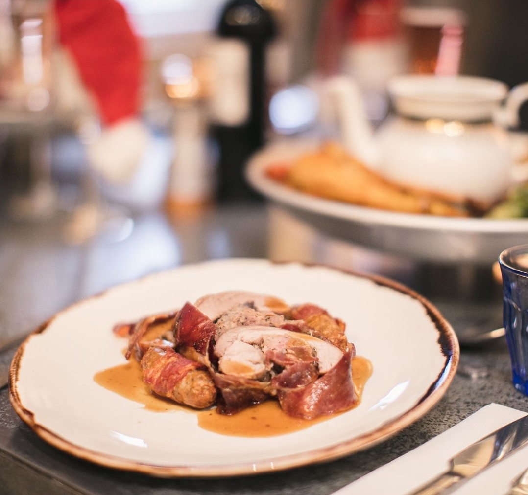 Rolled &amp; Stuffed Norfolk Turkey wrapped in parma ham and Christmas wouldn't be Christmas without pigs in blanket

thesomerstowncoffeehouse.co.uk/christmas

#euston #kingscross #christmas2023 #christmasmenu #christmasparty #officechristmasparty